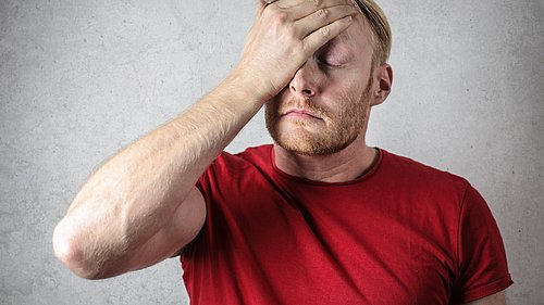 Hände über den Kopf zusammen schlagen